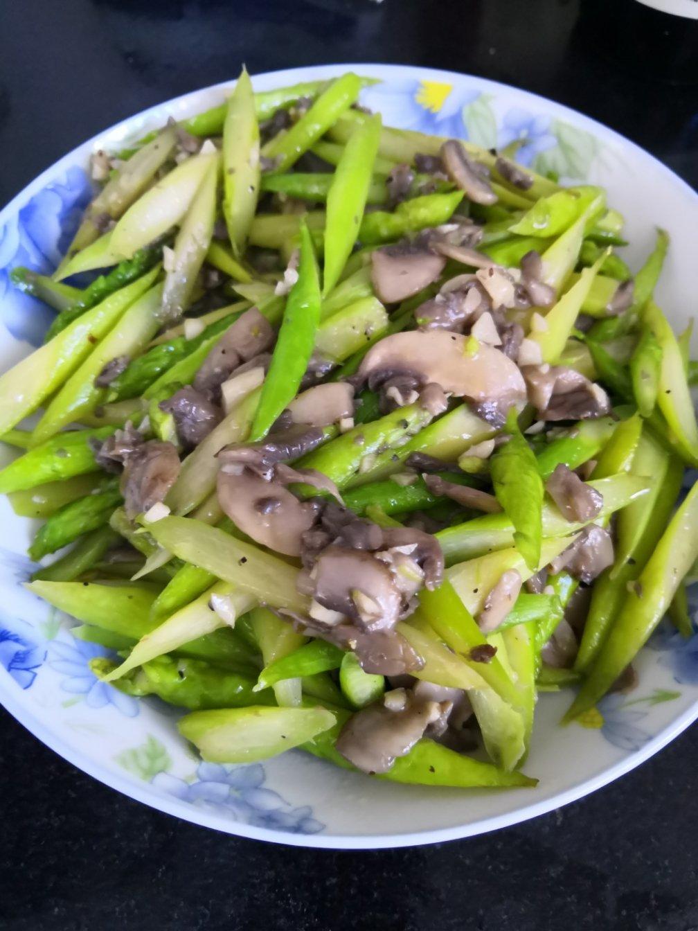 芦笋炒蘑菇