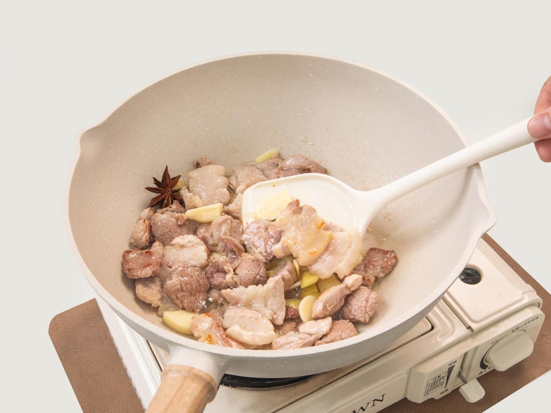 暖心暖胃的白菜豬肉燉粉條的做法 步驟2