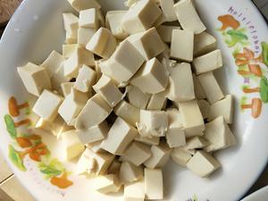 香椿芽拌嫩豆腐的做法 步骤1