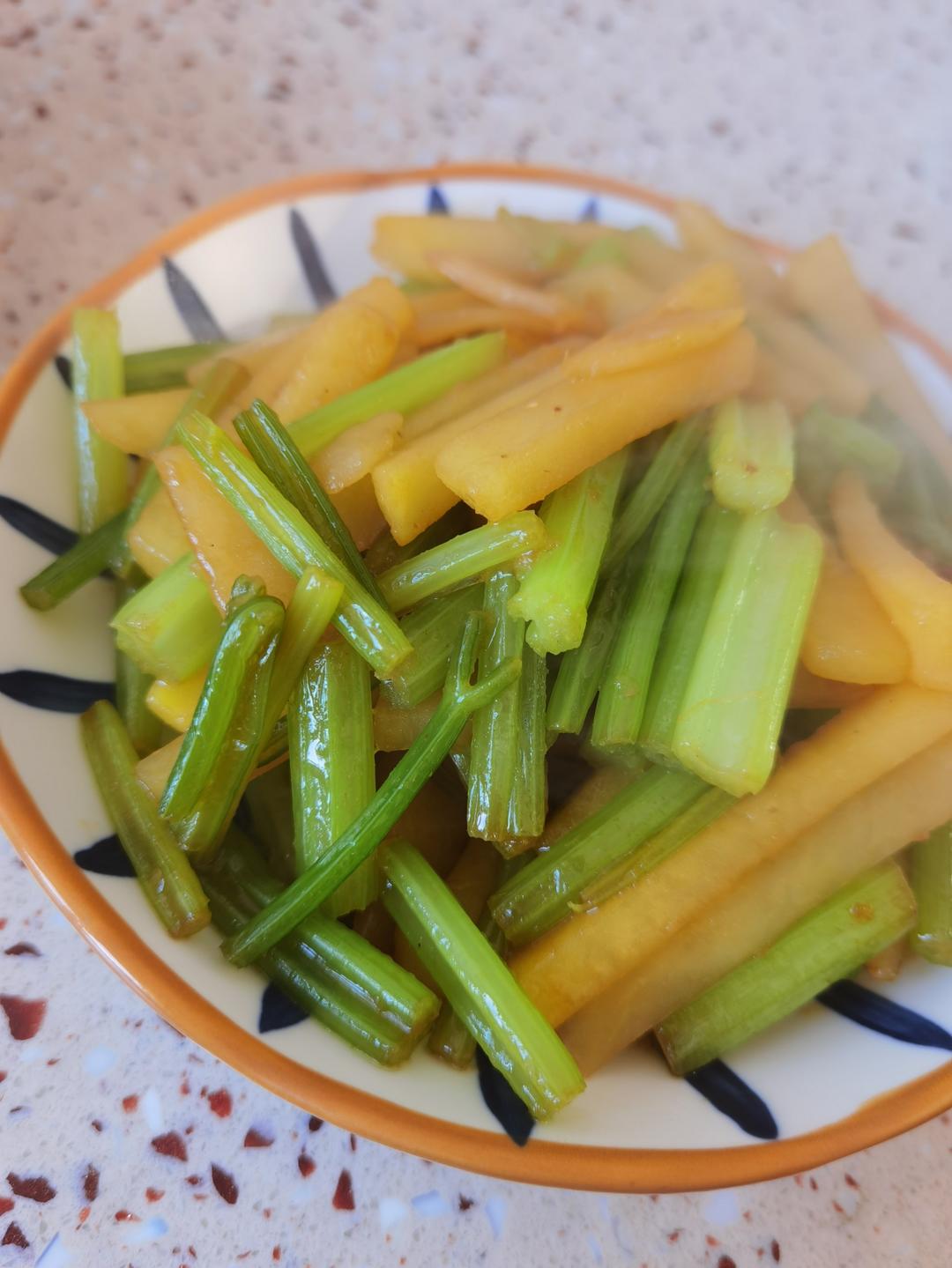 土豆炒芹菜