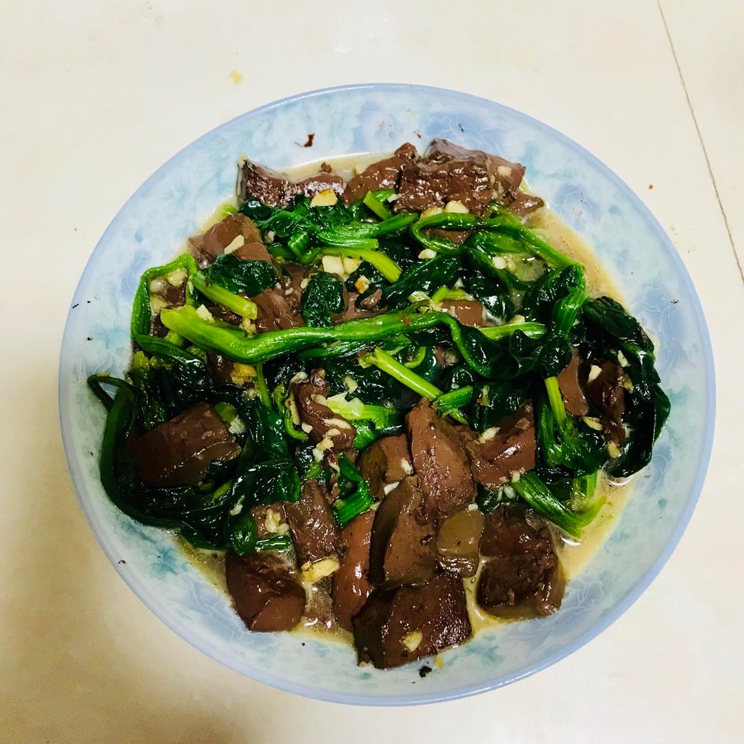 盲果核桃做的鸭血炒菠菜