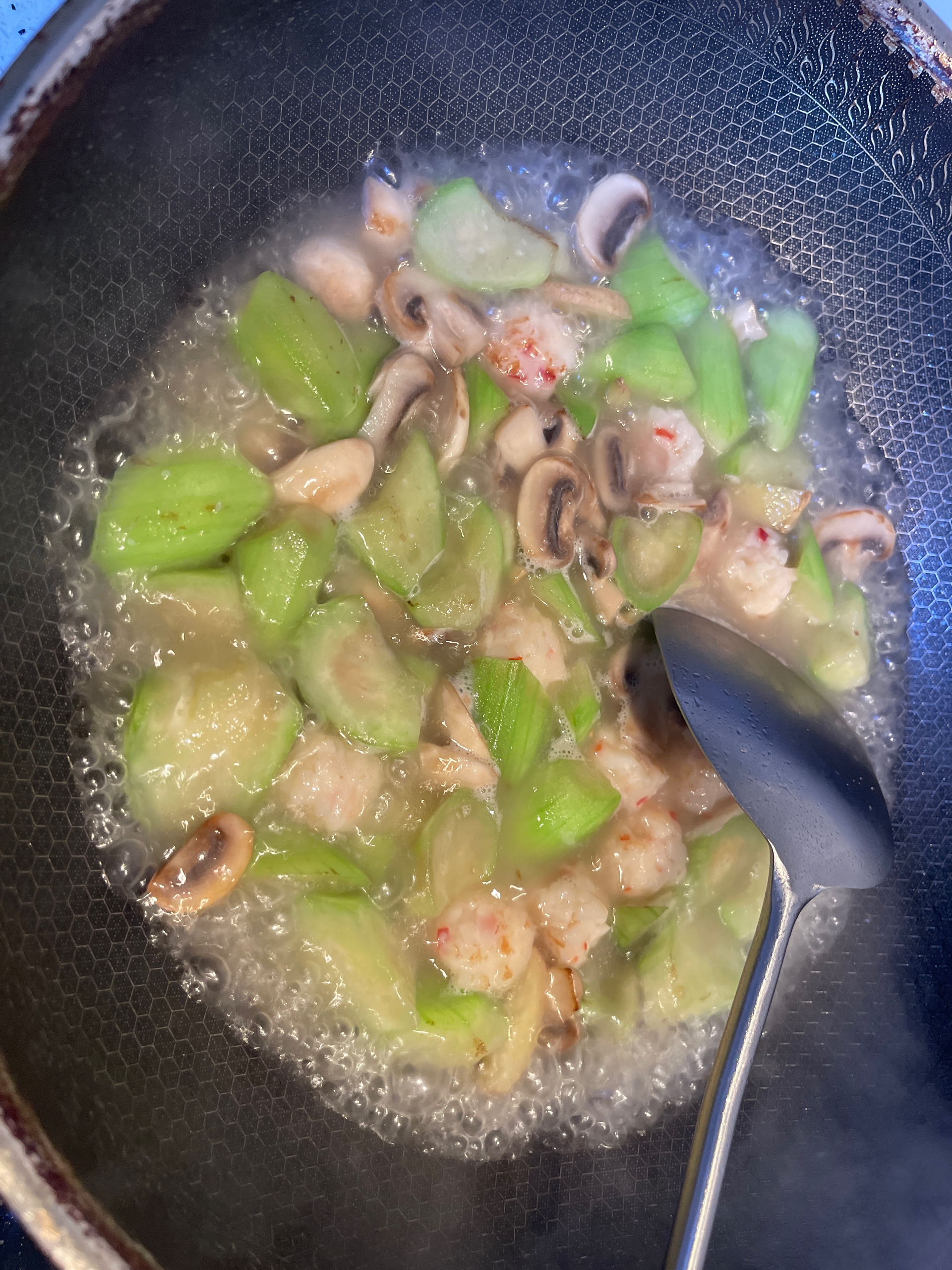 汤鲜味美！适合天热喝的刮油神汤～丝瓜蘑菇汤