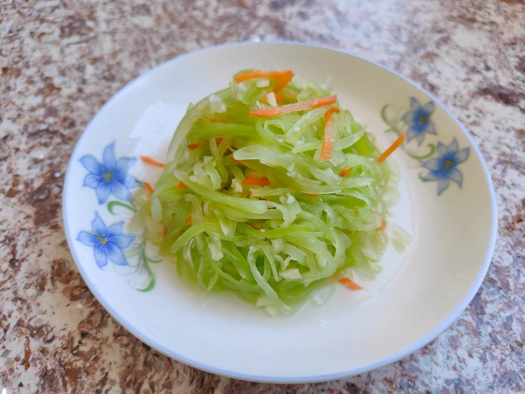 厨师长教你：夏日开胃小菜“凉拌莴笋丝”的家常做法，简单易学赶紧收藏吧
