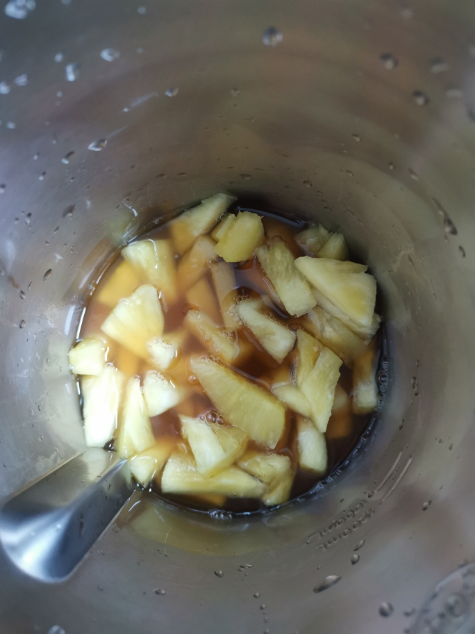 蜂蜜菠萝汁的做法 步骤2