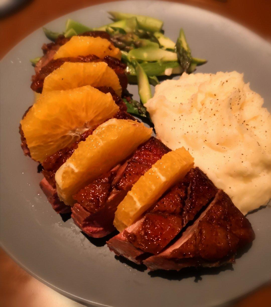 煎鸭胸配香橙酱汁