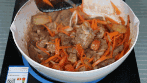新疆妈妈的拿手菜，羊肉手抓饭的做法 步骤5