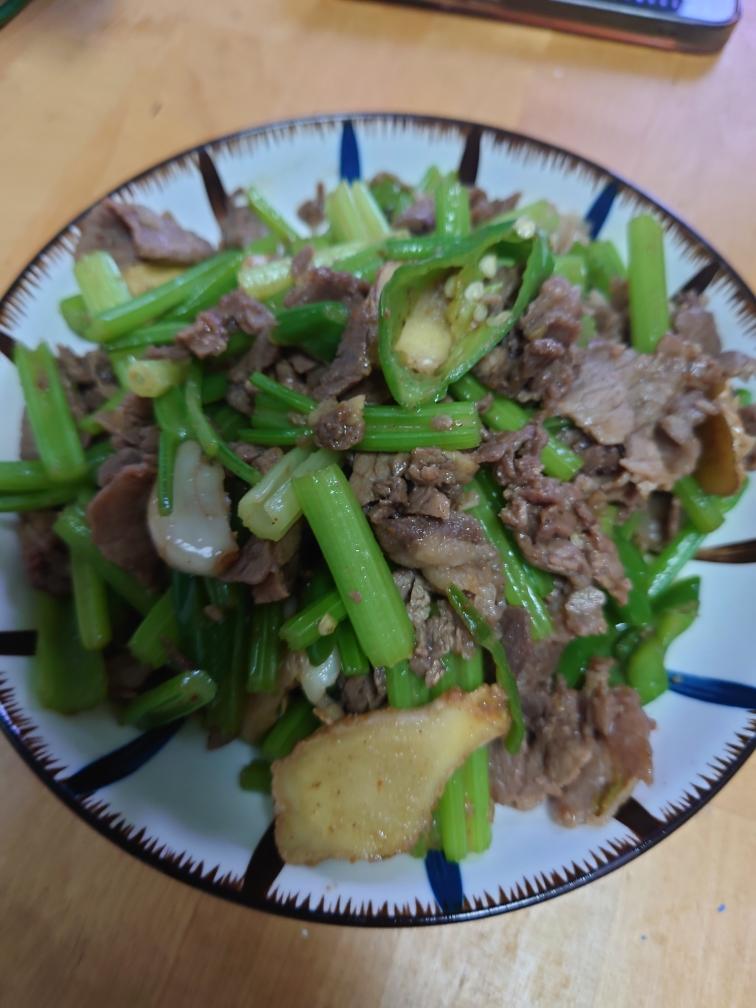 下饭神器又来了，试试这道芹菜炒牛肉！！