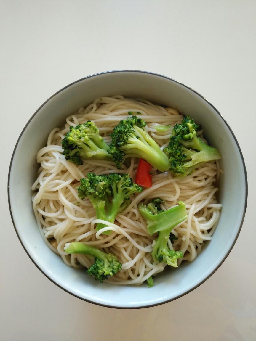 西兰花面条的做法