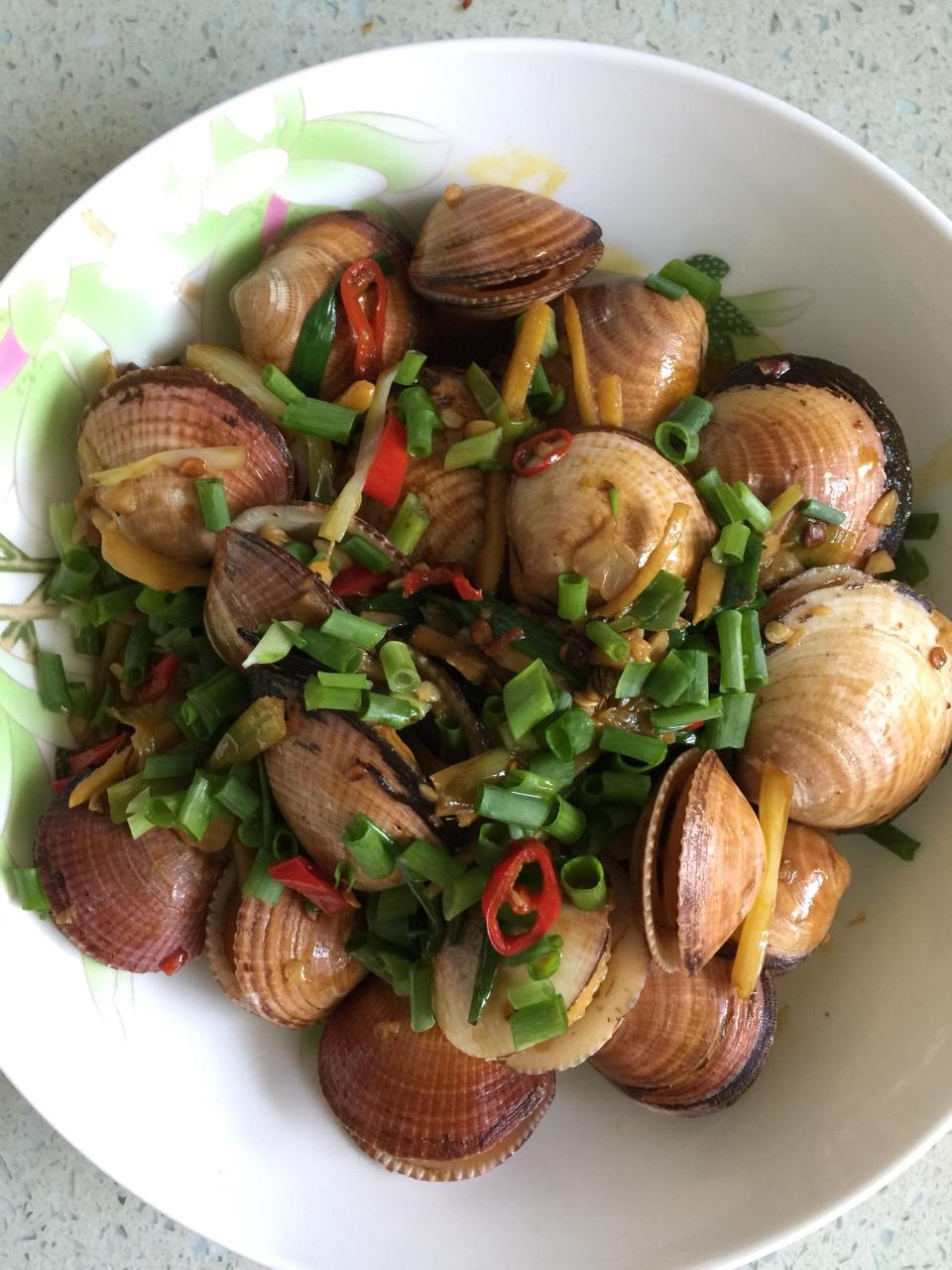 口味复杂浓郁艳丽的炒蛤蜊
