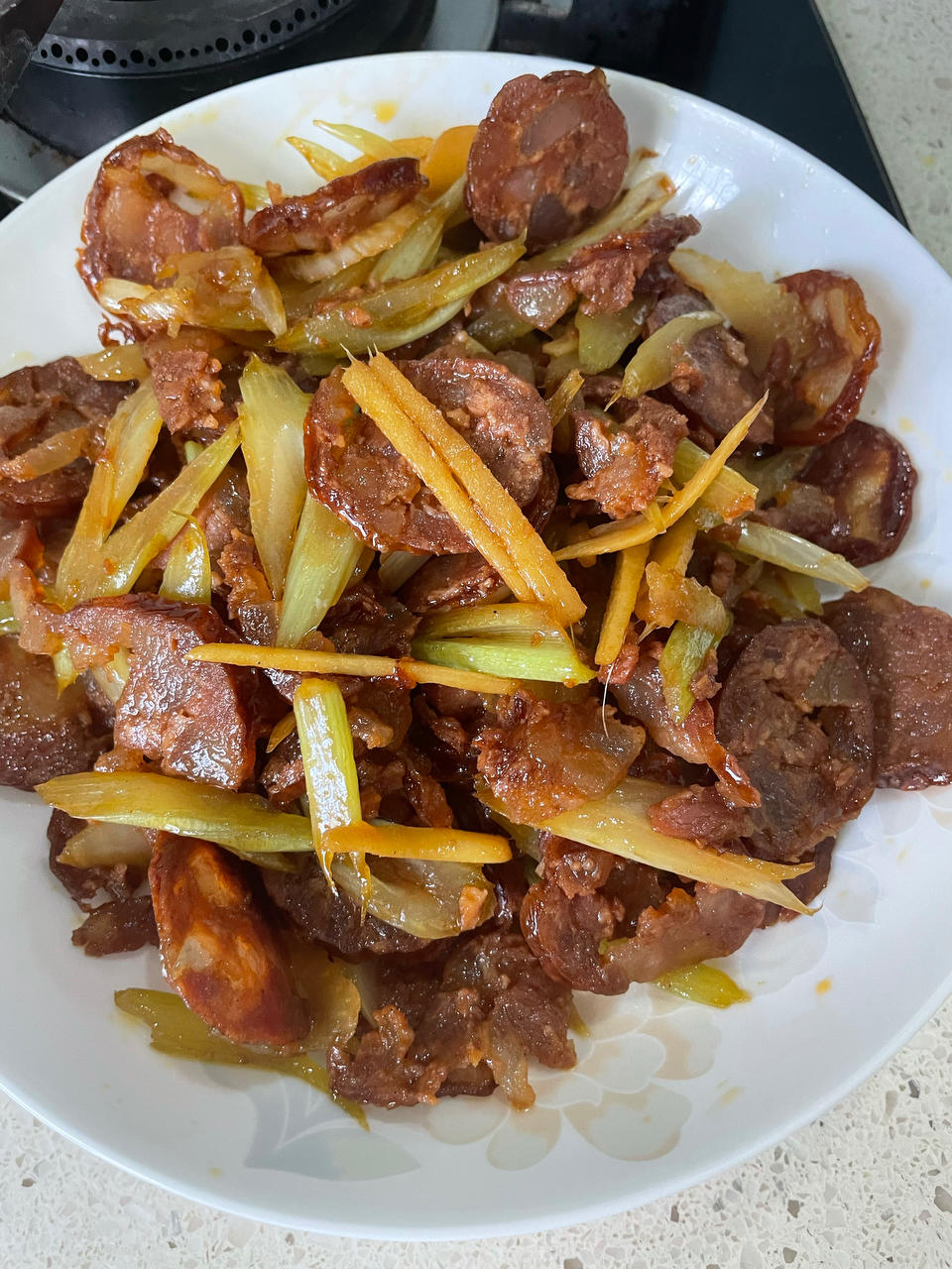 快炒西芹（芹菜）炒腊肠手残也能做