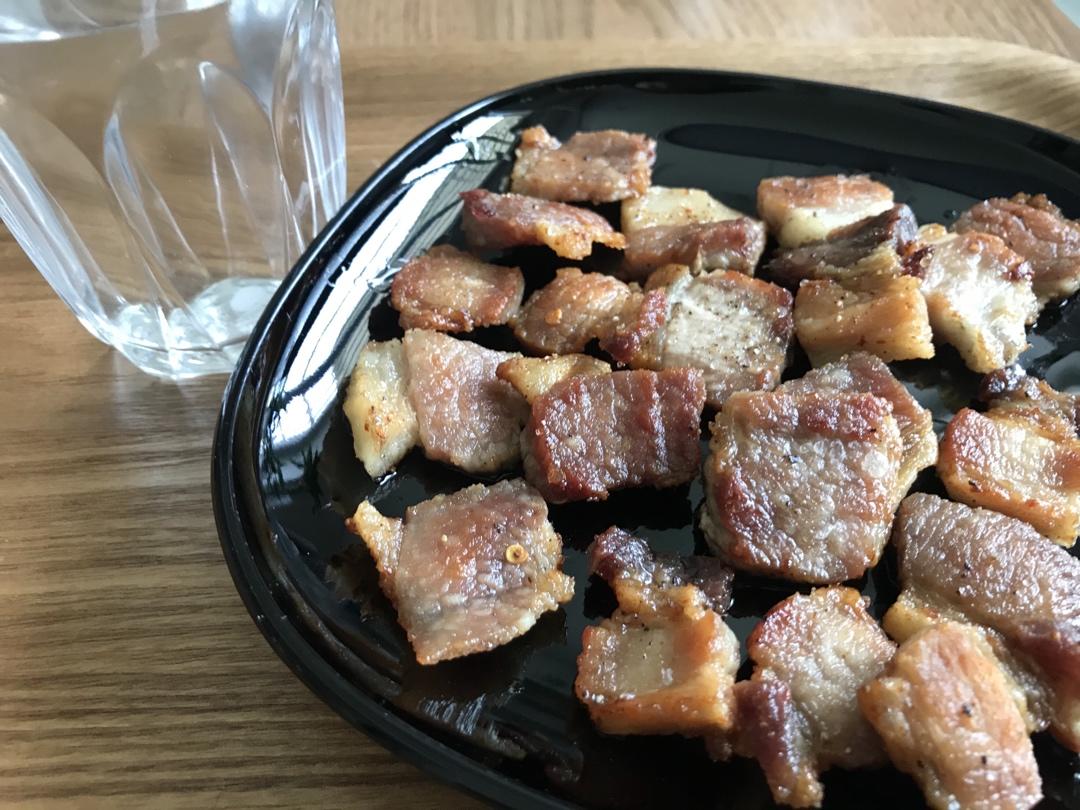 五花肉炸得干干的，带着迷迭香香气，下酒一流！