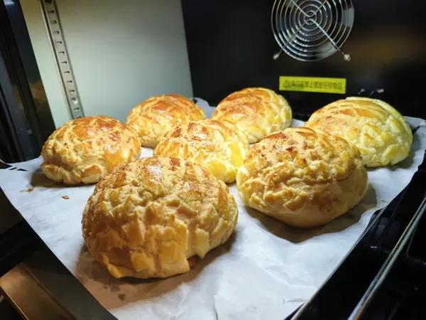 好吃到炸裂的港式菠萝包（附带制作酥皮的小视频）