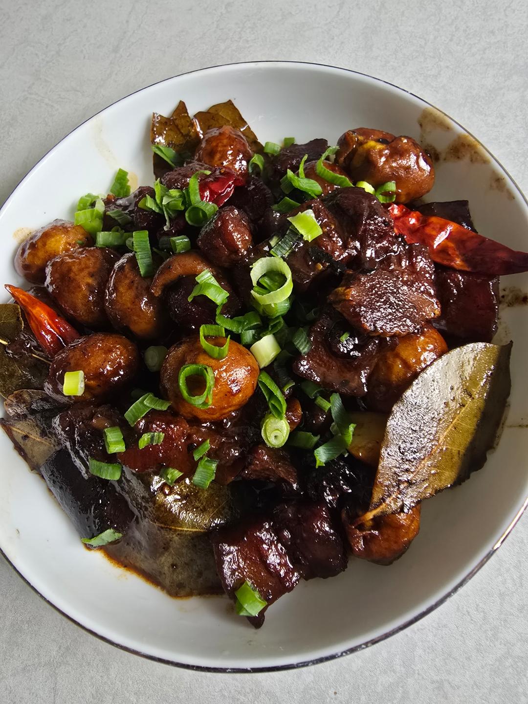 今天这个鹌鹑蛋红烧肉 简直不要太下饭了