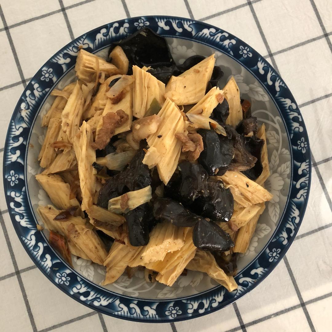 腐竹木耳炒肉片