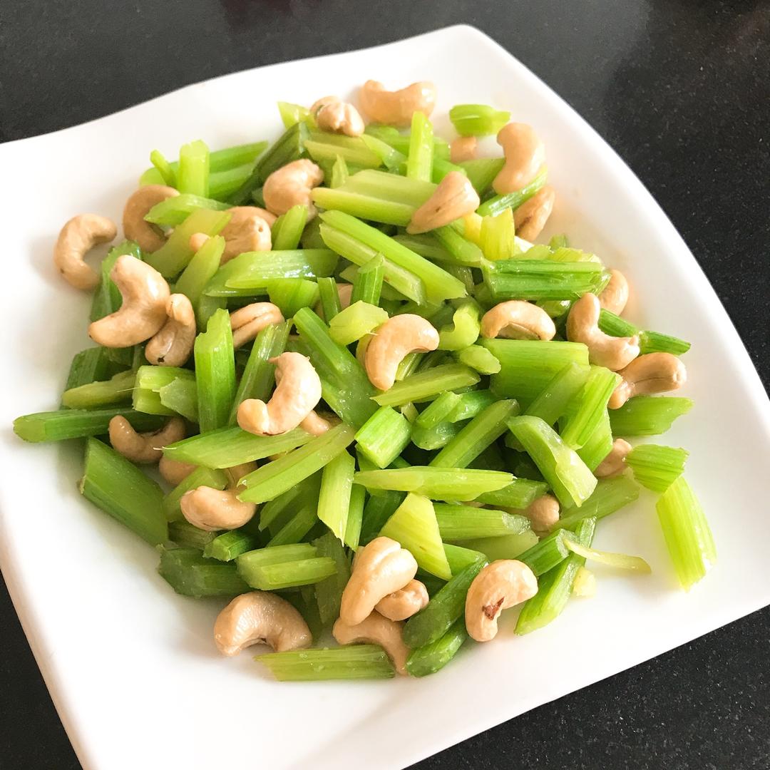 嘟嘟麻麻竹竹做的西芹腰果