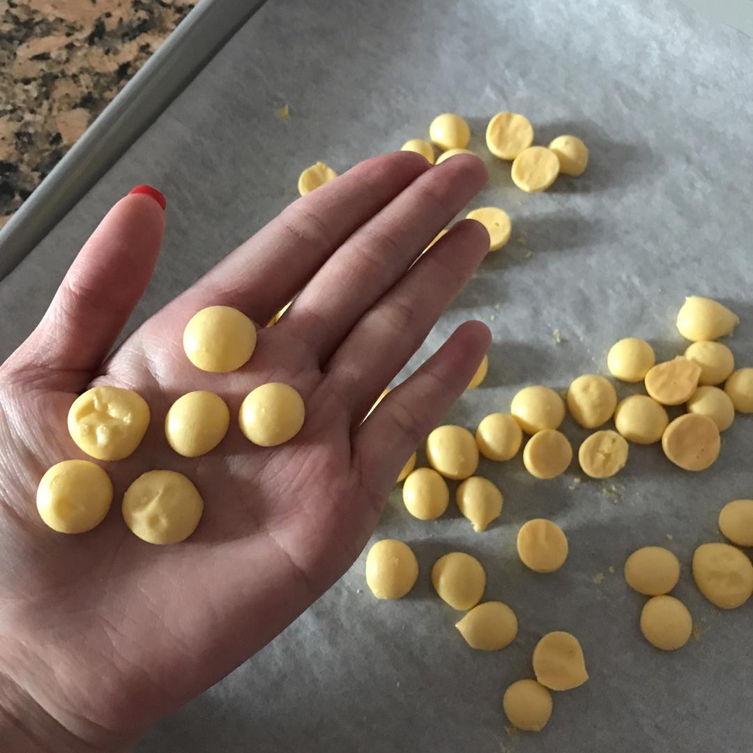 入口即化的无添加蛋黄溶豆