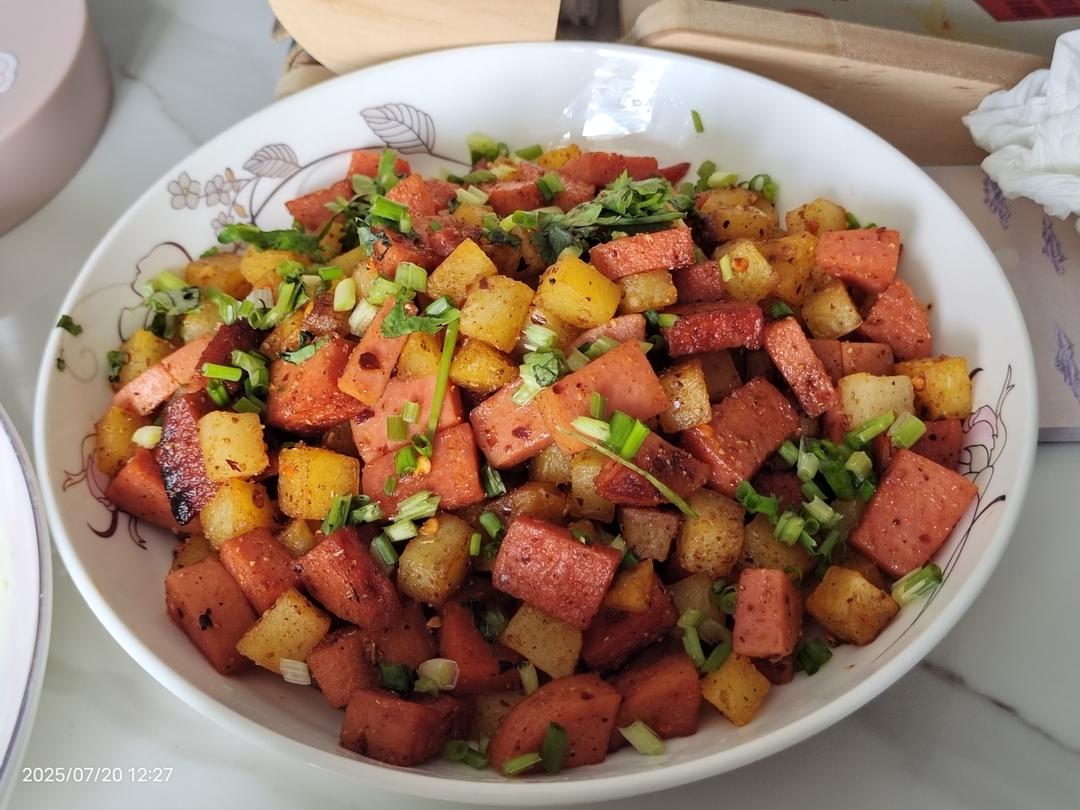 香辣过瘾的孜然土豆火腿，比路边摊还好吃