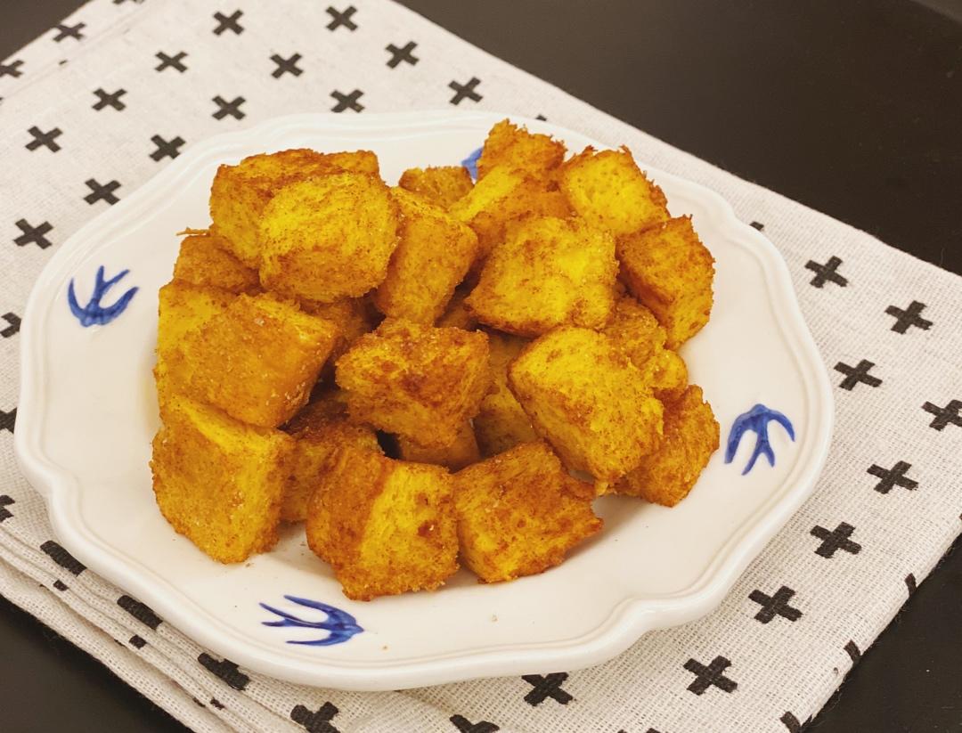 超级简单的焦糖肉桂面包粒