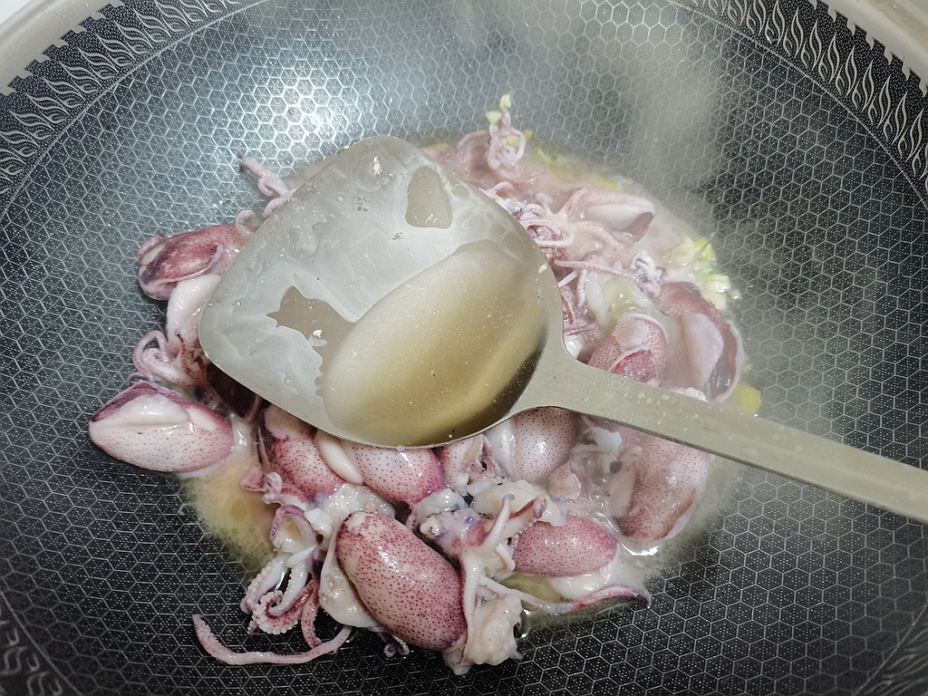 红烧带膏小鱿鱼的做法 步骤5