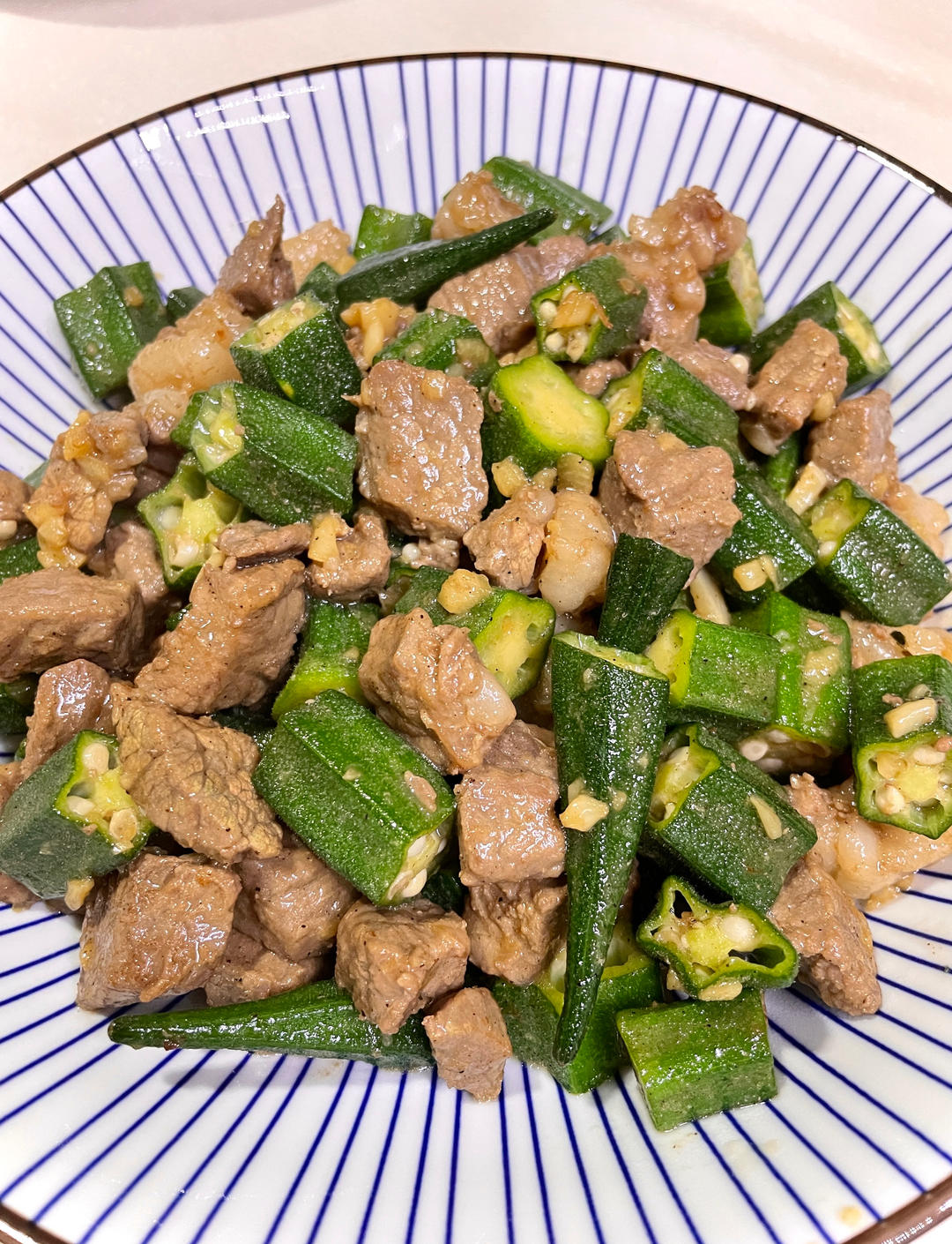 下饭菜秋葵炒牛肉粒——中式一日三餐（一百十五）的做法