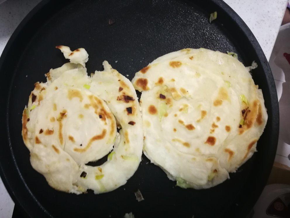 烫面葱花手撕饼