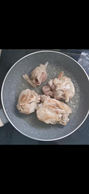鸡肉圣女果香菇酸辣金汤的做法 步骤2