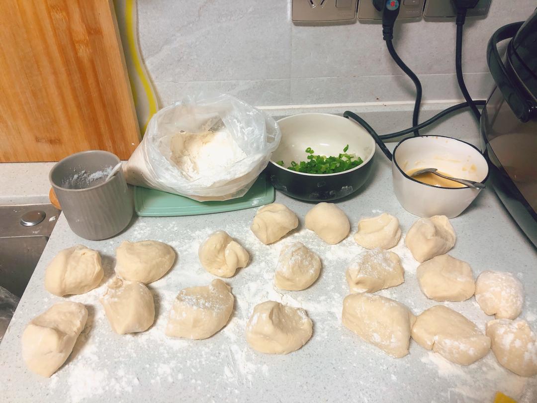 日常家庭粮食~葱油饼的做法 步骤3