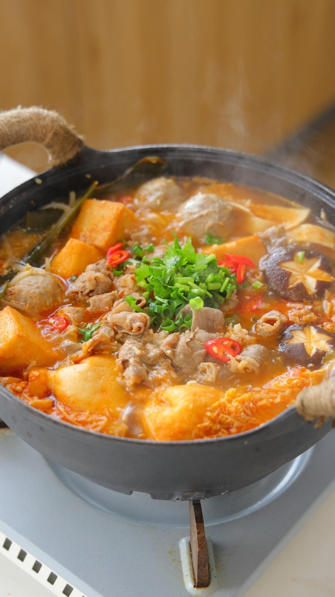 红酸汤麻辣烫