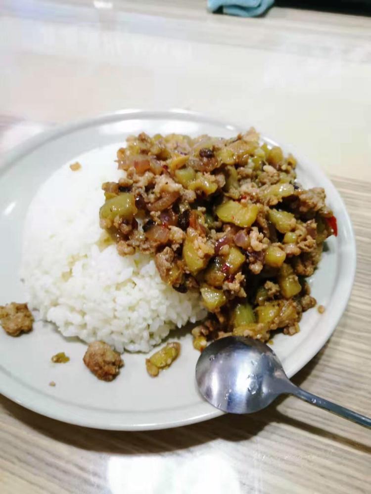 茄丁肉沫盖浇饭