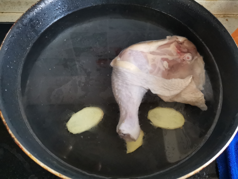 营养暖胃的香菇鸡肉粥的做法 步骤2