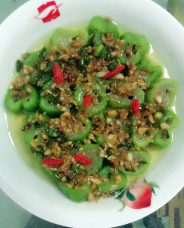 只需要五分钟就可以的美味蒜蓉蒸丝瓜