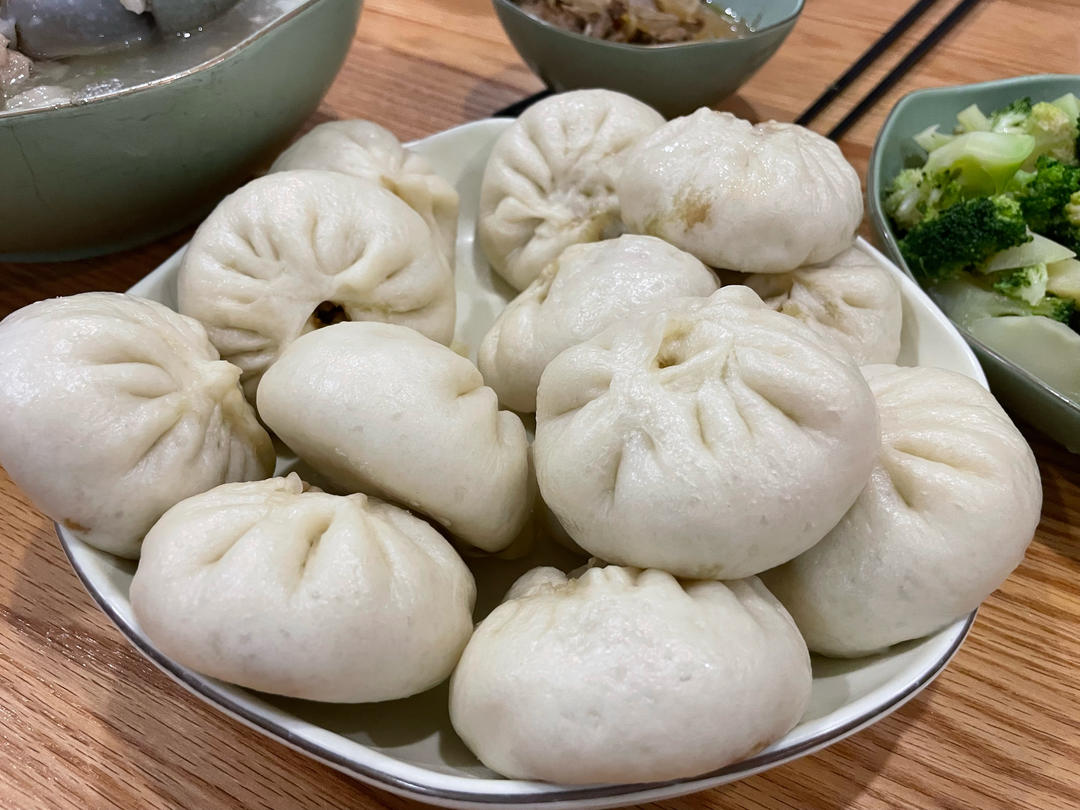一口一个的鲜肉小笼包