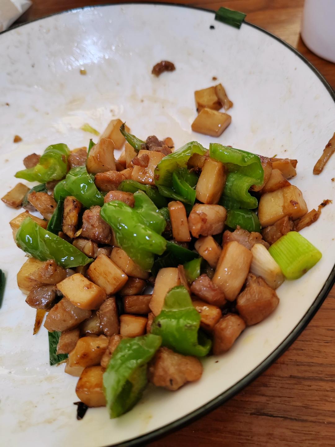 厨师长教你：“杏鲍菇炒五花肉”的家常做法，做法简单，美味下饭