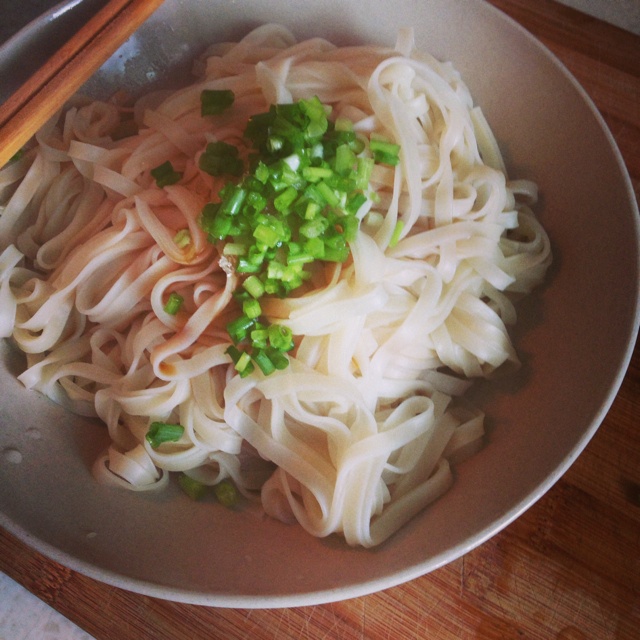 葱爆面—就是汪涵在天天向上里面做的那个啦