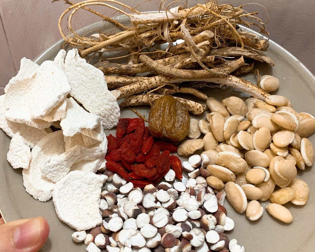 产后健脾祛湿汤（五指毛桃白扁豆猪骨汤）