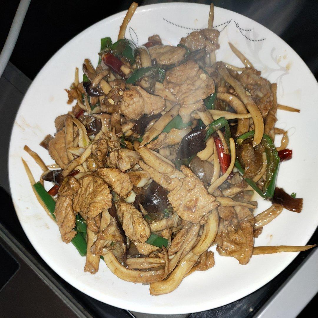 五花肉干锅茶树菇