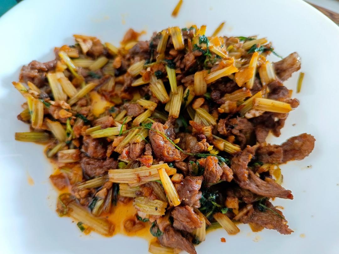 好吃到邻居敲门蹭饭的芹菜炒牛肉！