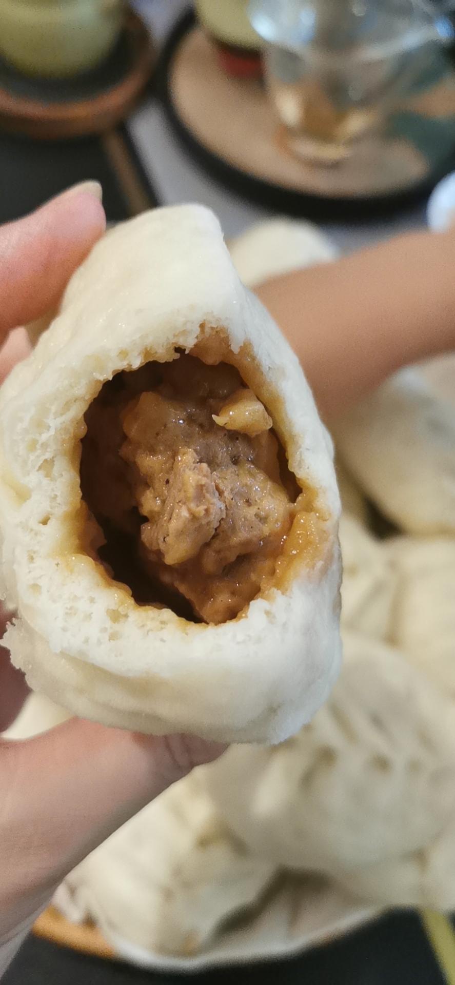 一口吃到很多肉的酱肉包