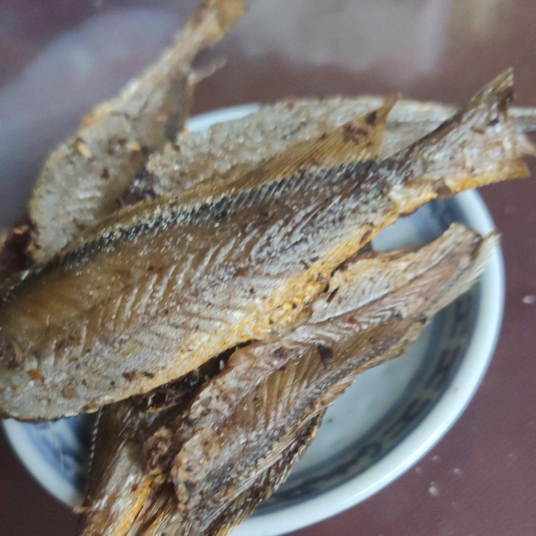 自制新鲜小鱼干，易脱刺带韧劲，越嚼越香的万能腊鱼方子。