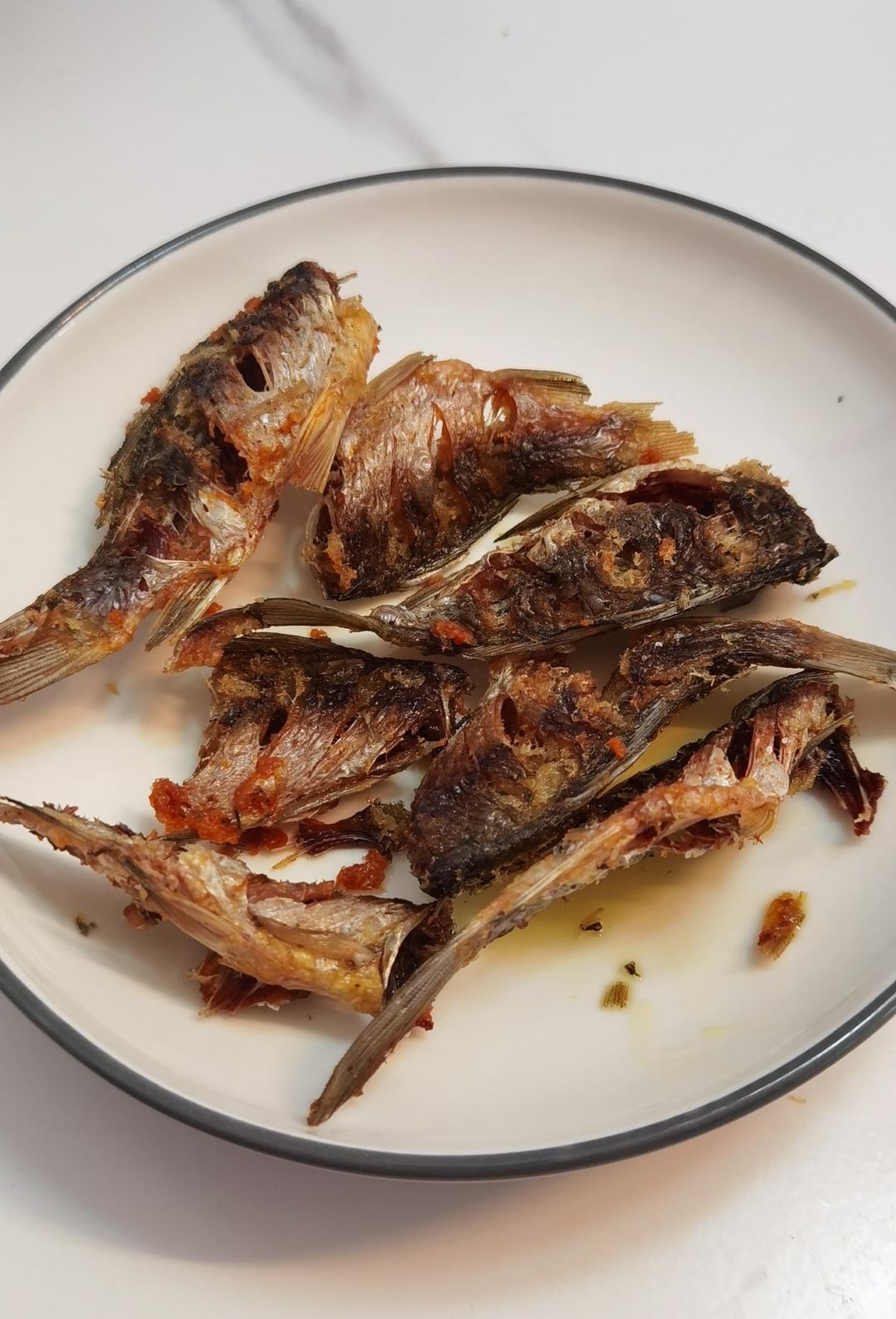 酥炸野生小鲫鱼