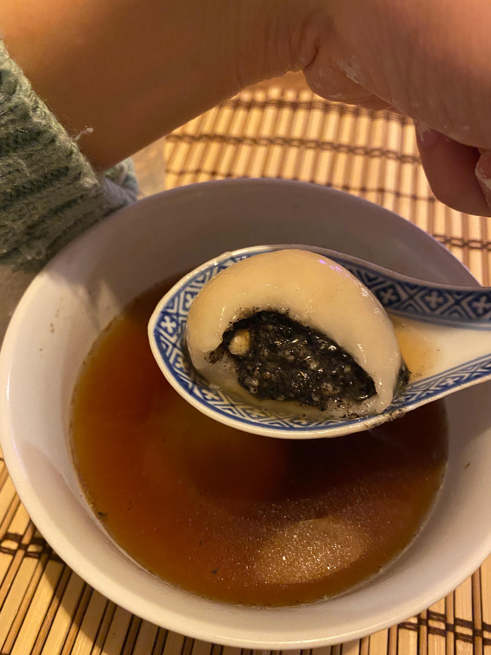 花生黑芝麻汤圆