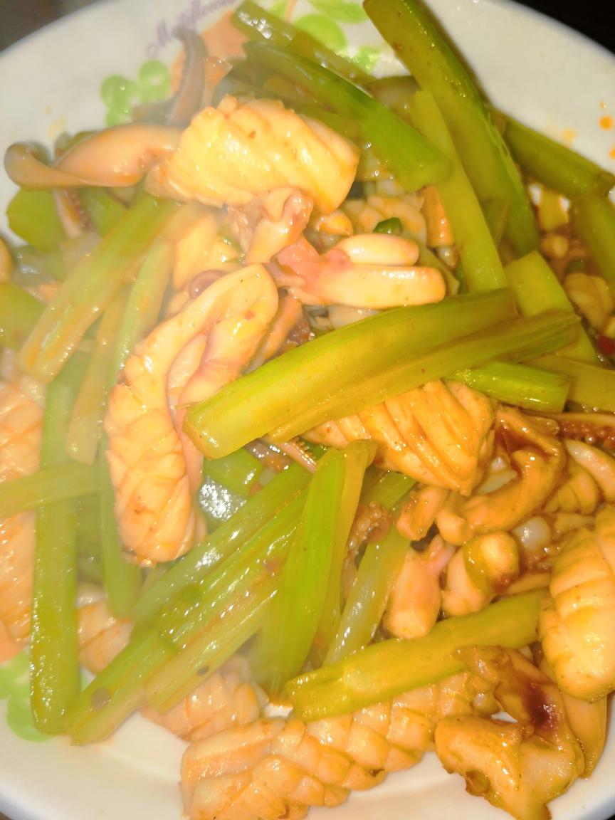 爆炒鲜鱿西芹