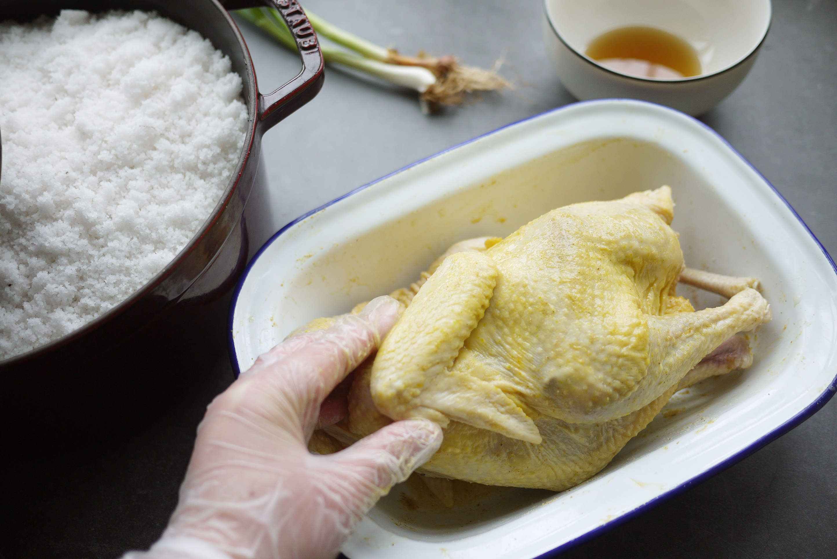 客家传统盐焗鸡-staub珐琅铸铁锅的做法 步骤2