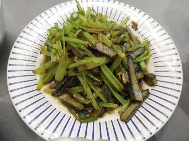 素菜：芹菜炒豆腐干