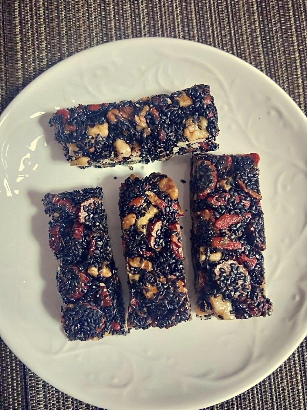 给家人做的最健康的零食黑芝麻红枣枸杞核桃糕（简单快手）