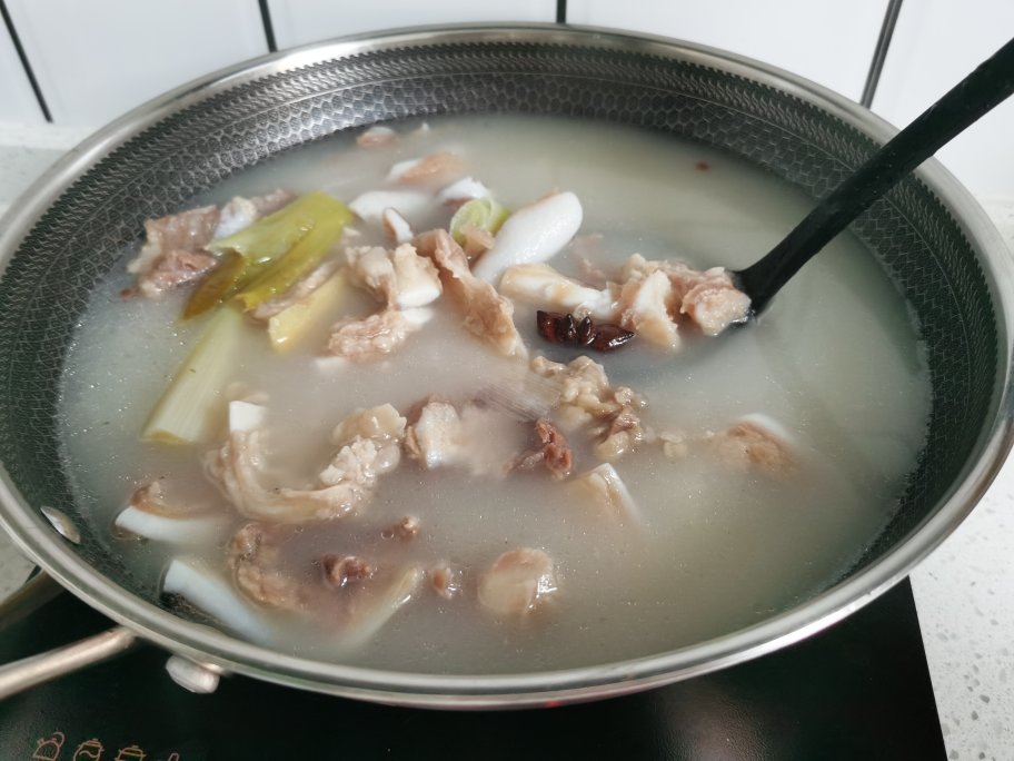 清炖牛骨汤（原汁原味，香气四溢，冬天的早晨喝一碗，好满足😄）
