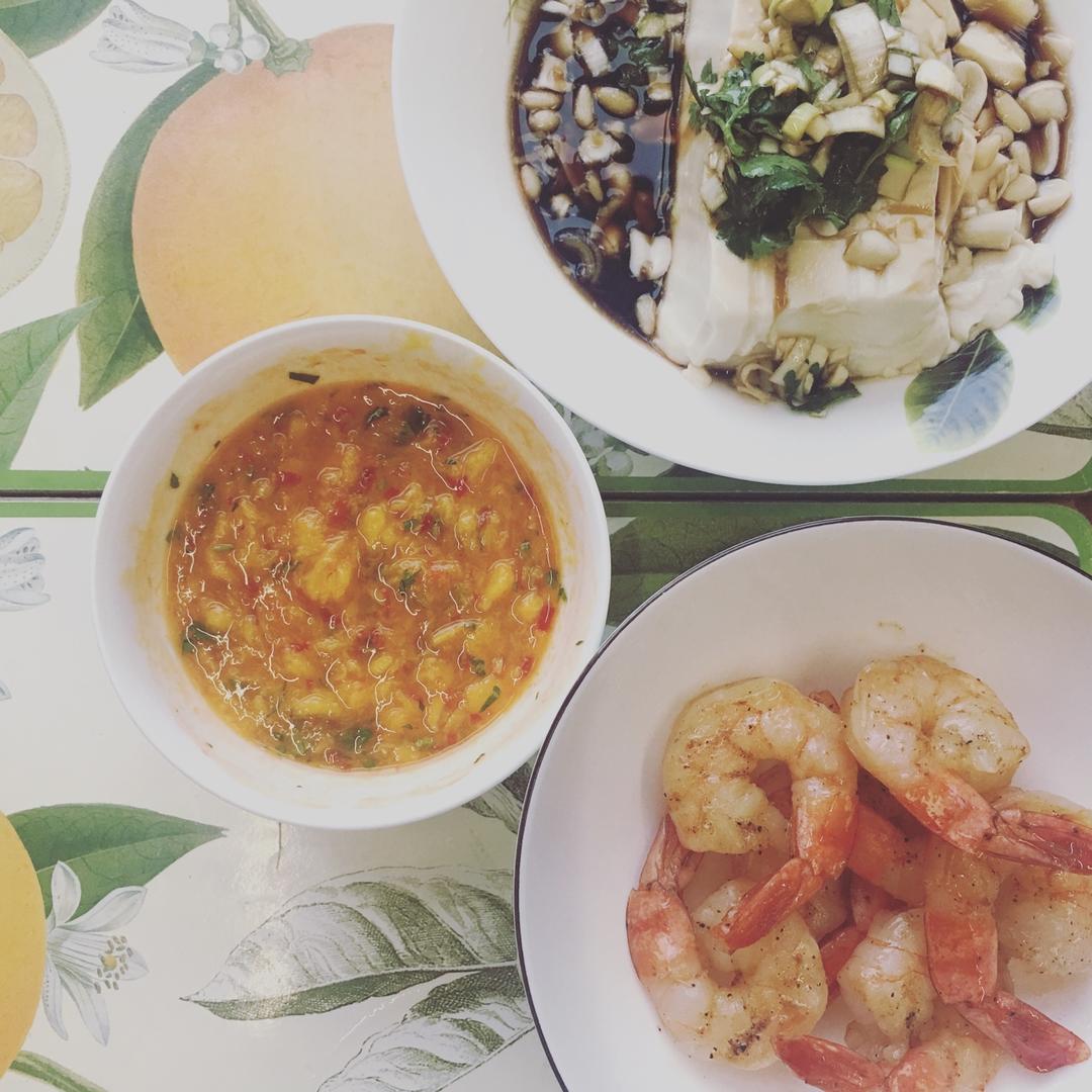 虾配芒果酸辣酱，酸辣开胃泰式小菜