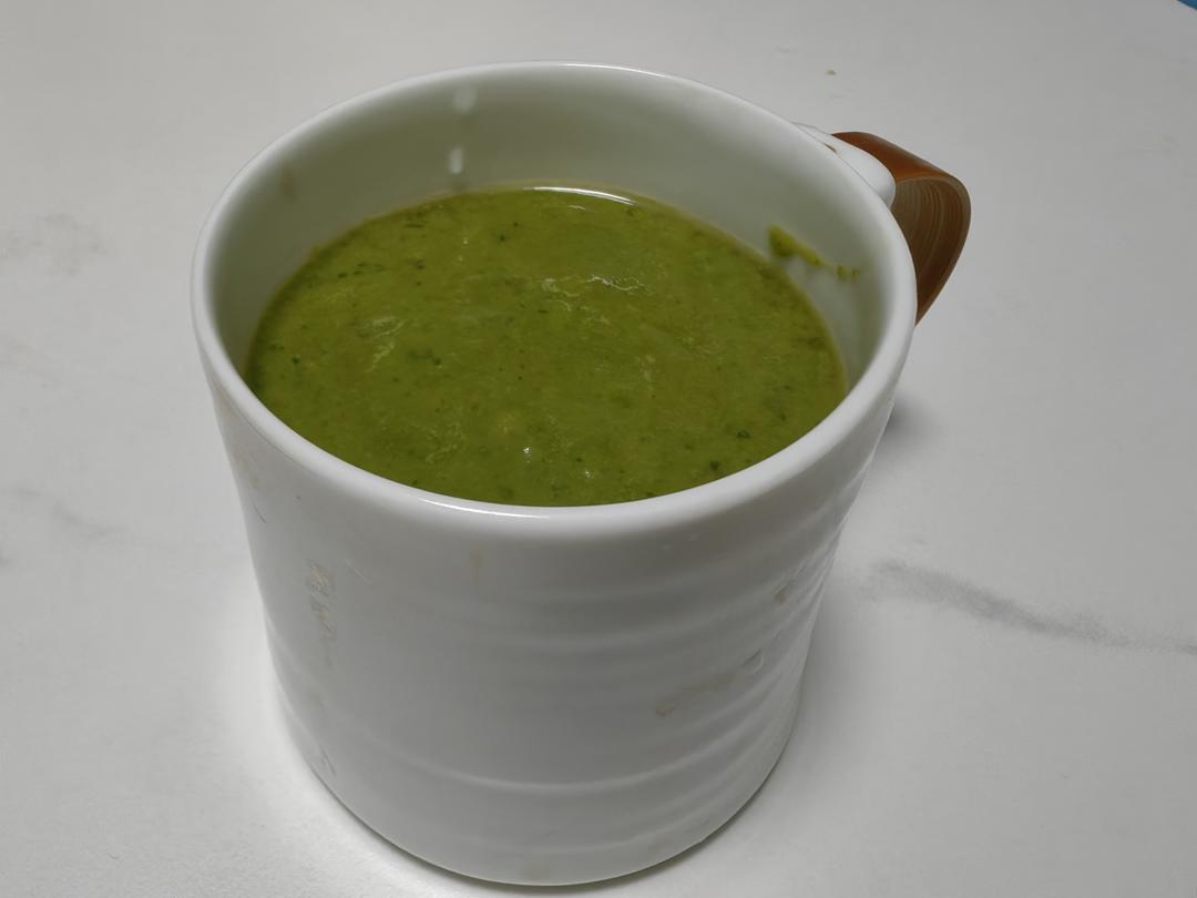 香蕉羽衣甘蓝牛油果饮
