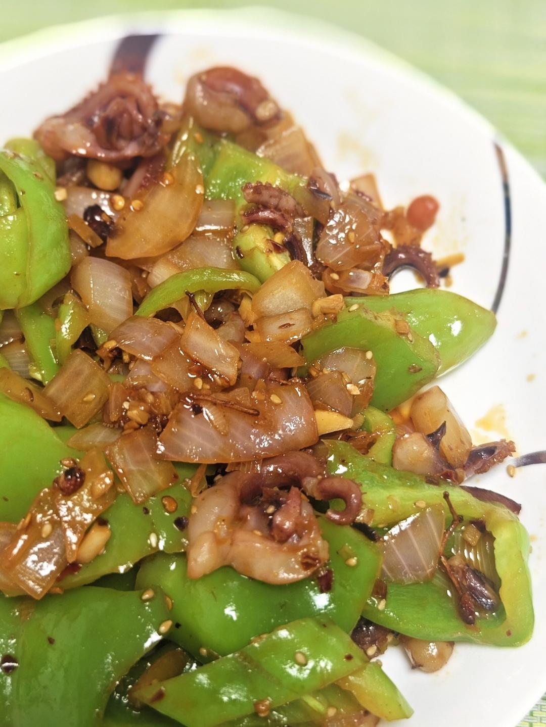 爆炒鱿鱼须，加上这一步，可以与铁板鱿鱼媲美