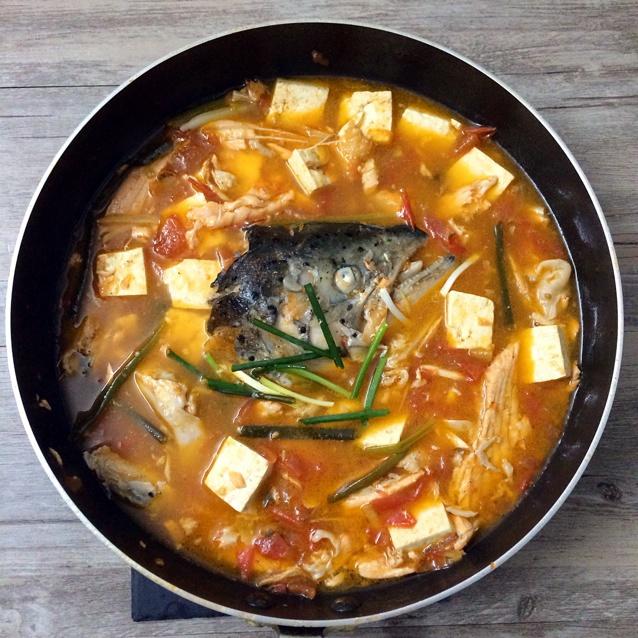 三文鱼头番茄豆腐汤的做法
